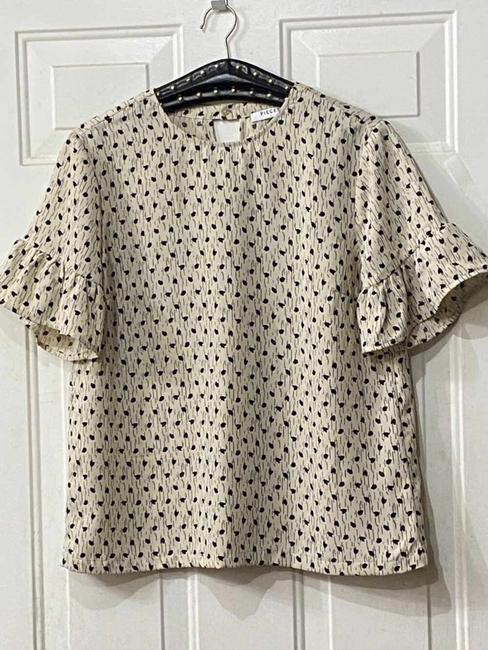 PIECES Sz L Blouse Short Ruffle Sleeve Ivory/Black Dots, Strips